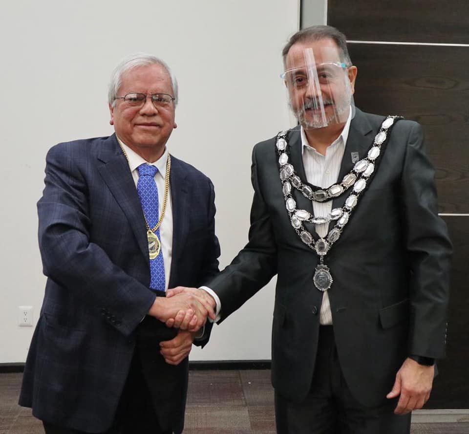 Felipe Mendoza, outgoing president, presents the president's necklace to the newly appointed Roberto Echevería.